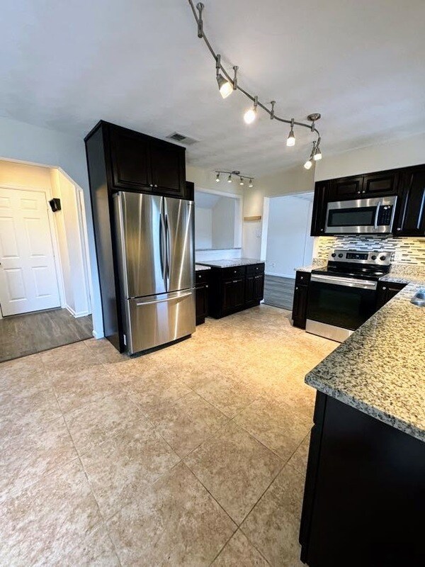Building Photo - 3021 Glastonbury Dr