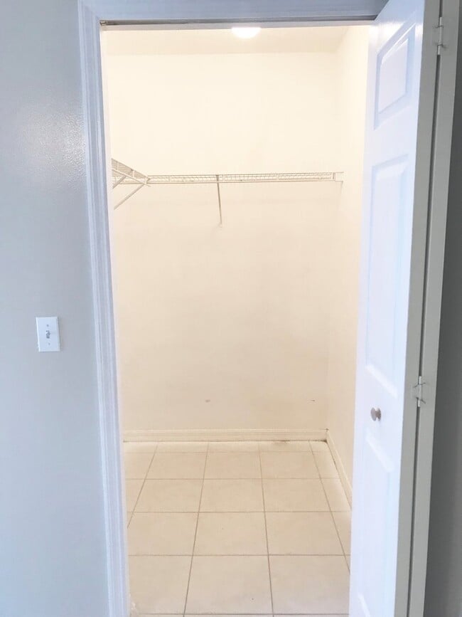 Building Photo - **COMING SOON**  3/2/2  Conveniently Located