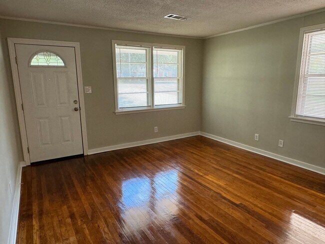 Building Photo - 3-Bedroom Classic Ranch