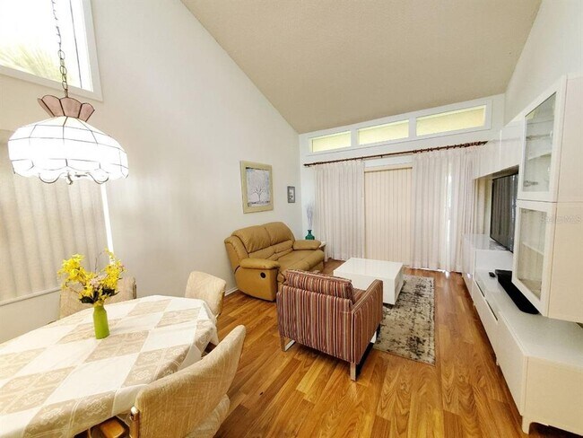 Building Photo - 20 Woodlake Pl