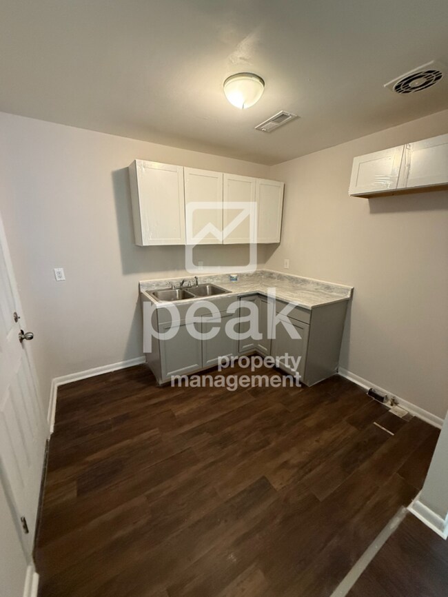 Building Photo - $1,199! 3Bed/ 1 Bath House! North of Birmingham! Save 50% off the first full month's rent. Apply ...