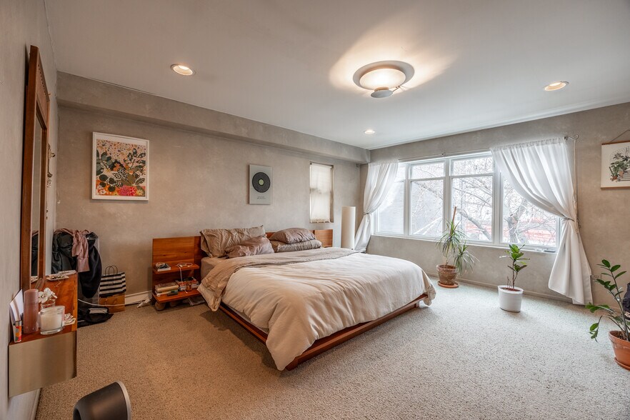 Building Photo - 1224 W Augusta Blvd