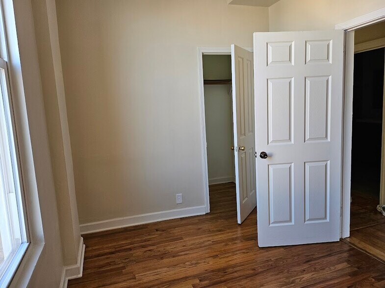 East bedroom - 2417 W Warren Blvd