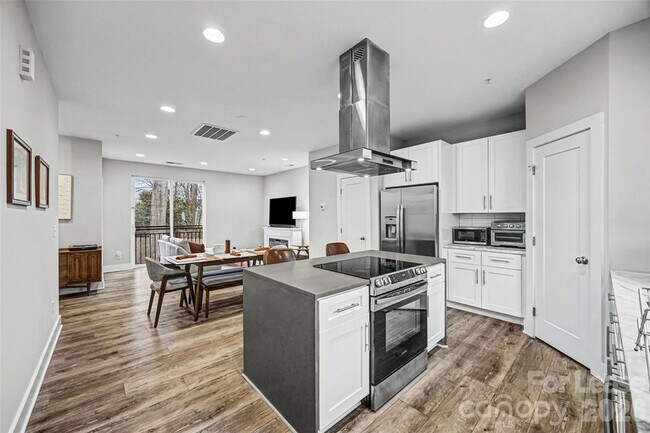 Building Photo - 840 E 18th St