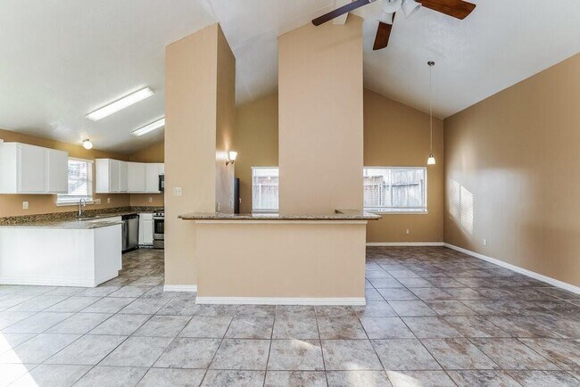 Building Photo - 14806 Chasemont Dr