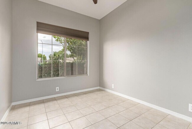 Building Photo - 1515 N Los Alamos Cir