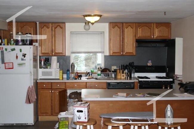 Building Photo - Nicely renovated 3 bed near Oak Square in Brighton.