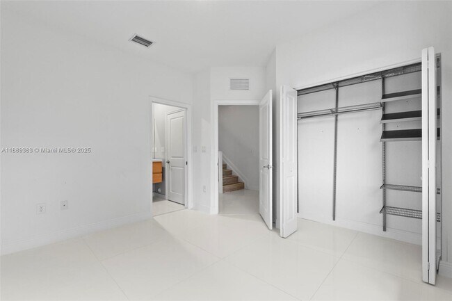 Building Photo - 20628 NE 7th Pl