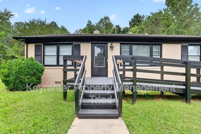 Building Photo - 300 Martingale Dr