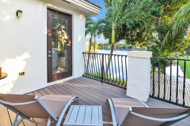 Building Photo - 10703 Versailles Blvd