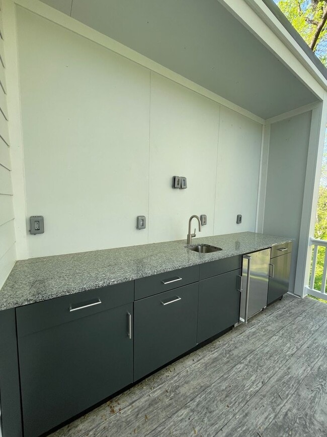 Building Photo - LUXURY END UNIT TOWNHOUSE IN CHEVY CHASE