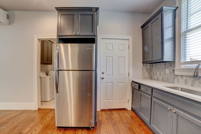 Building Photo - Downtown 3/2.5 Fully Remodeled!