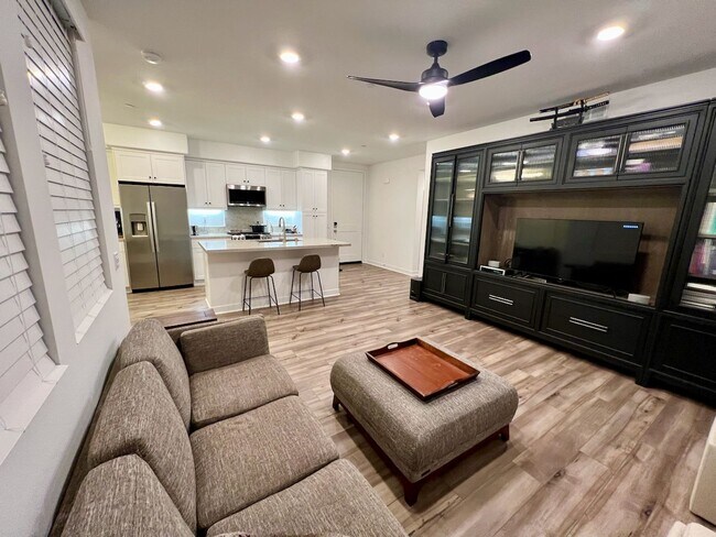 Building Photo - 2 bed 2bath w/attached garage, Pet-friendl...