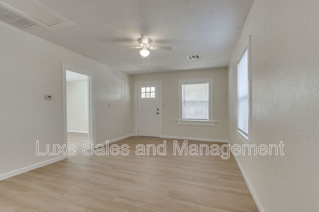 Building Photo - 905 E Rogers St