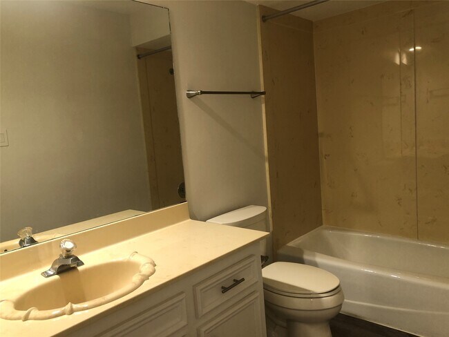 Building Photo - 135 Lakeside Dr