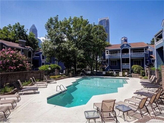 Building Photo - 1st Floor unit in Fourth Ward