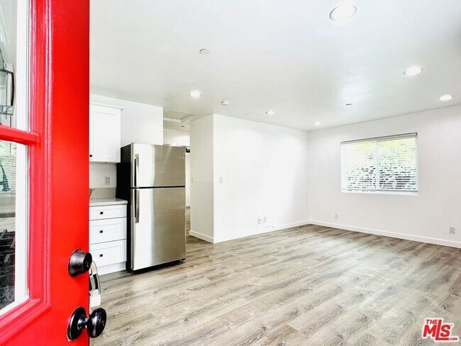 Building Photo - 2628 Beachwood Dr