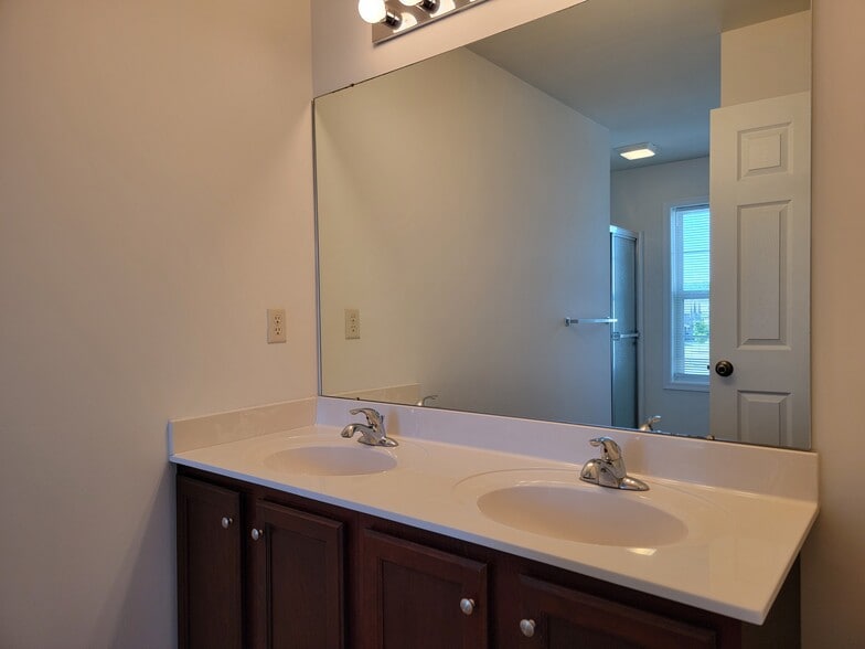 Building Photo - 402 Mount Olive Ln