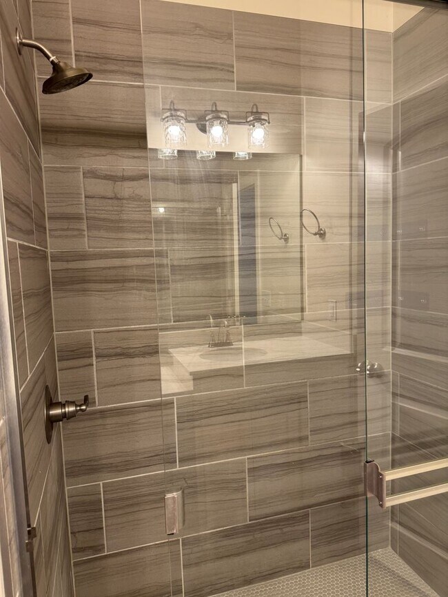 Building Photo - Charming 2 bed/2 bath in gated community The Enclave!