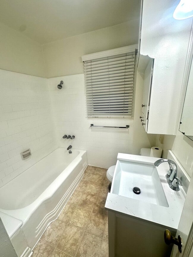 Building Photo - Charming 2-Bedroom Home with Hardwood Floors & Fireplace Near the Traffic Circle