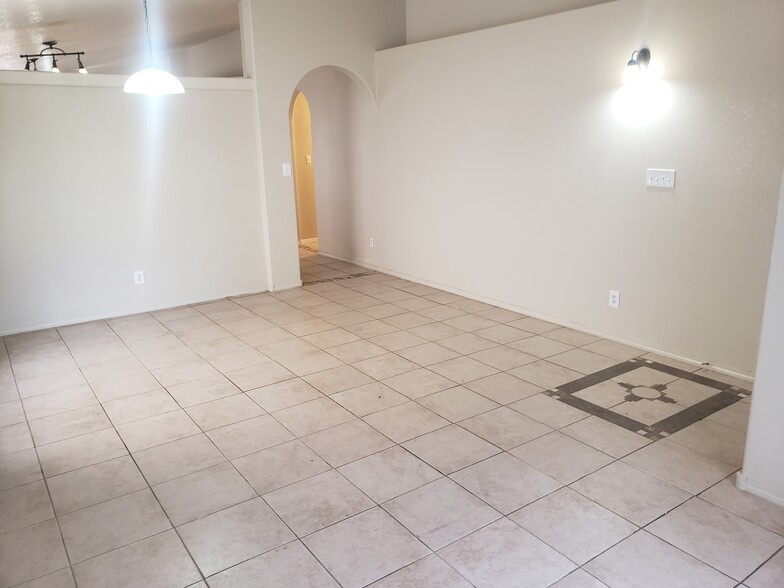 Building Photo - 2605 Silver Star Dr SW