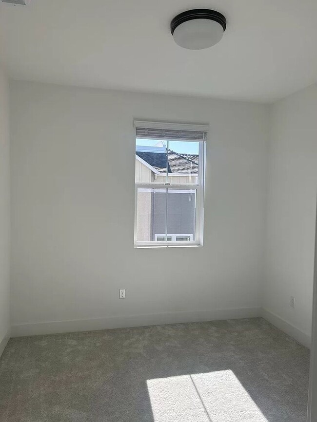 Building Photo - 423 Semillon Ln