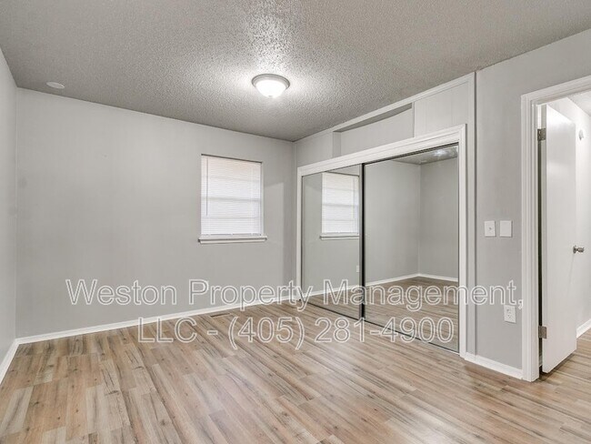 Building Photo - 1011 Crown Dr