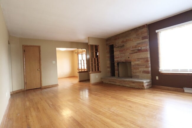 Building Photo - 5331 S La Salle Dr