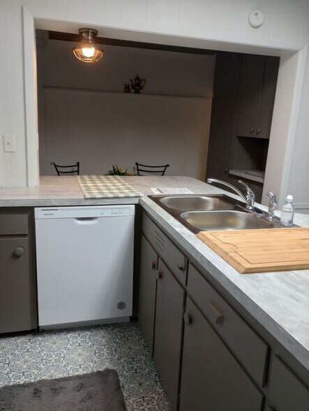 Kitchen view 5 - 602 N Porter St