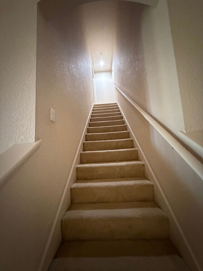 Building Photo - Beautiful 3 room /2.5 bath Gated Community W/ Pool Close to the Skyway