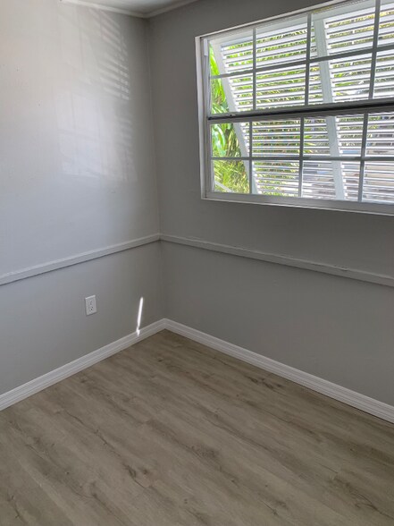 Building Photo - 1116 17th St W