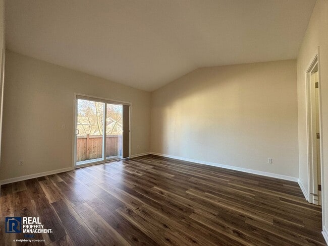 Building Photo - Beautiful 2-Bedroom Townhome with Vaulted Ceilings & 2-Car Garage!!