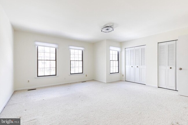 Building Photo - 38 Tudor Ct