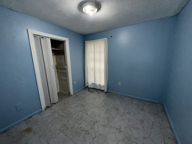 Building Photo - 5680 Queen Mary Ln