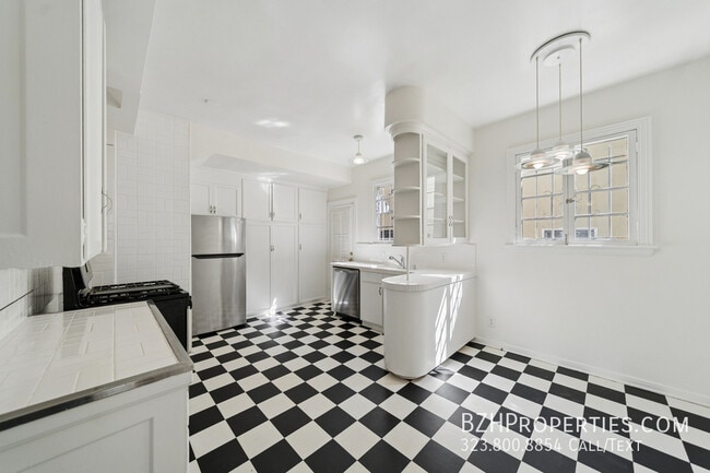 Building Photo - 1284 S Beverly Glen Blvd