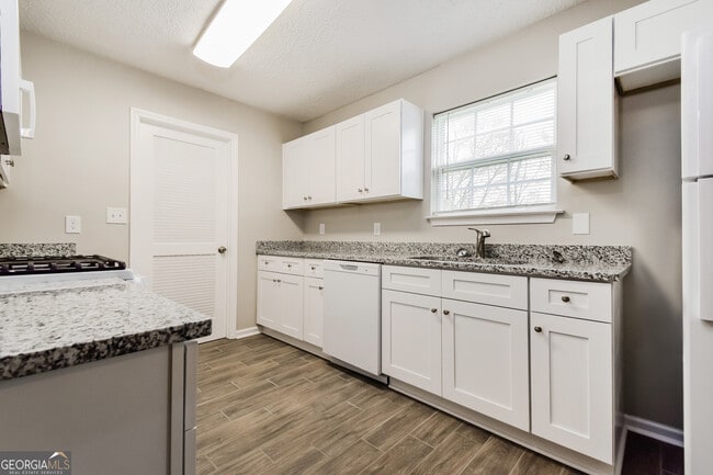 Building Photo - 354 McArthur Dr