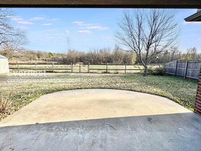 Building Photo - Charming 3-Bed, 2-Bath Home with Fenced Backyard & 2-Car Garage