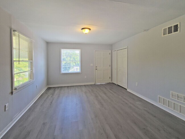 Building Photo - COMING SOON: Fantastic 3/1 Bungalow Near Langford Park - Housing Vouchers Accepted