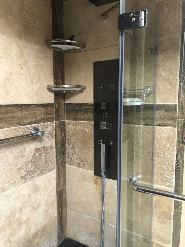 Building Photo - Perfect & Newly Updated Vacation Home, 45+ Active Adult Community. Available May through October2026