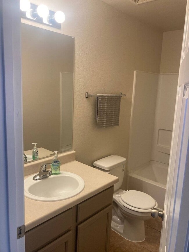 Building Photo - Spacious open concept duplex