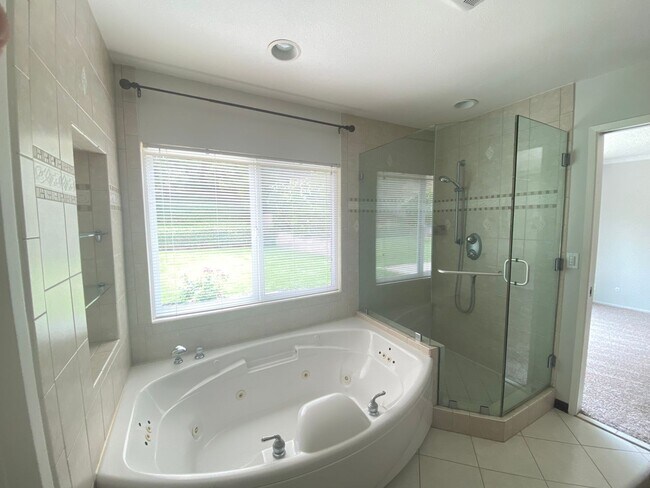 Building Photo - Single story 3 bed, 2 bath home on a large...