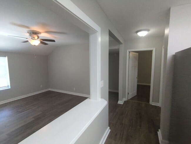 Building Photo - 405 Red Oak Dr
