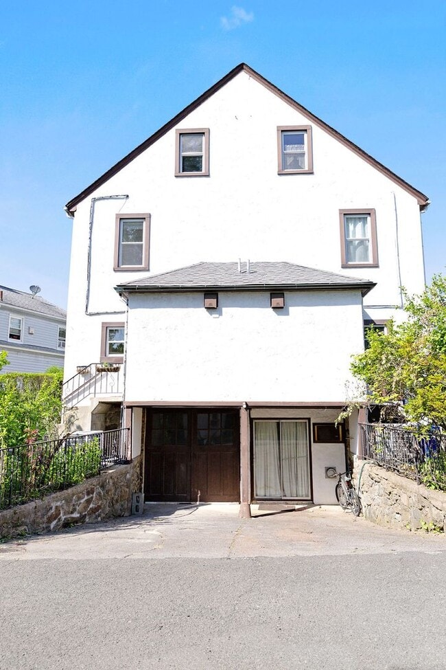 Building Photo - Renovated Home!