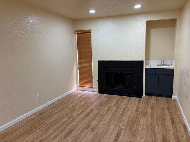 Building Photo - 2 WEEKS FREE RENT November Special Comfort...