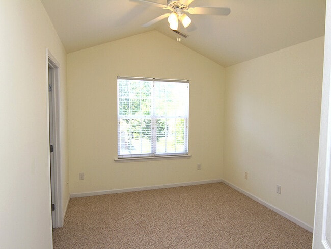 Building Photo - Spacious South Durham Townhouse!