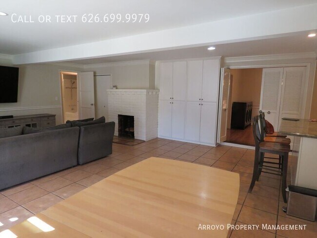 Building Photo - 1212 N Story Pl