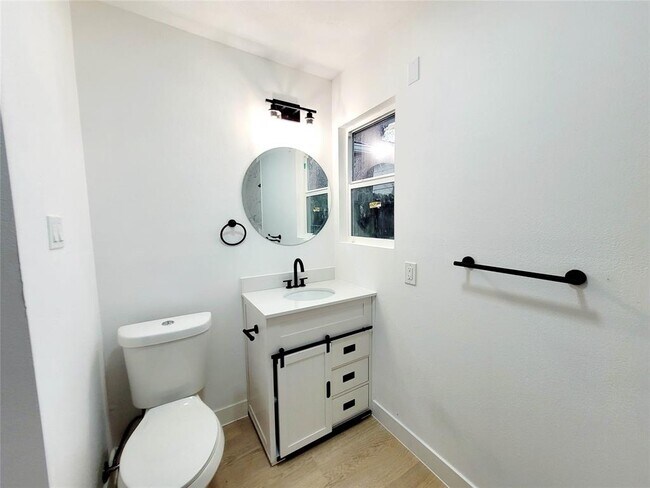 Building Photo - 317 W Houston Ave