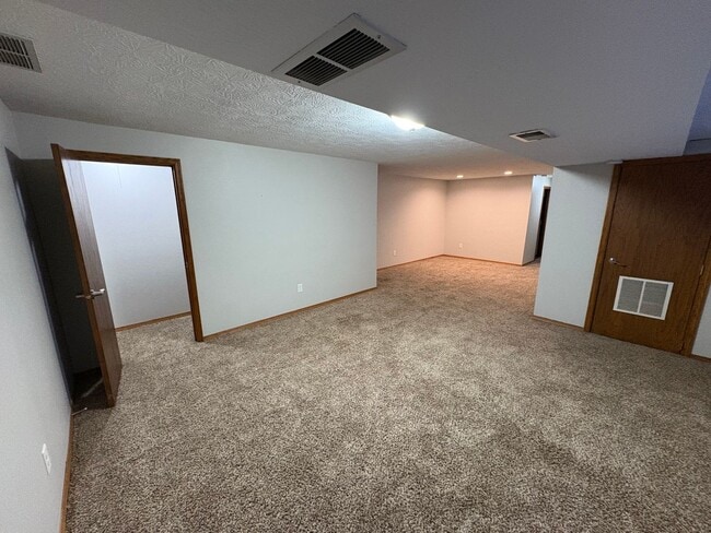 Building Photo - 320 Fanelle Ave