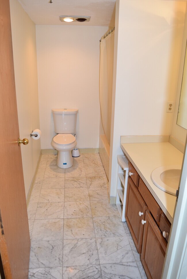 Building Photo - 200 Cove Way