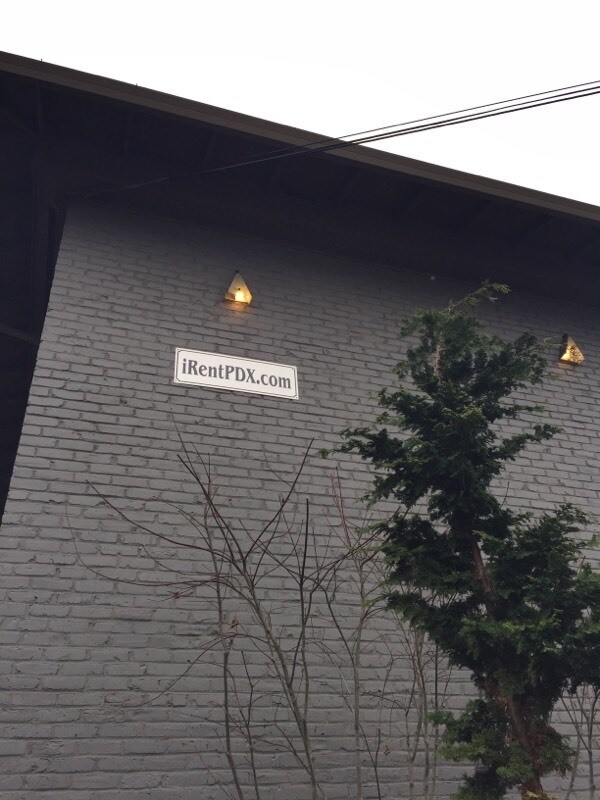 Building Photo - Upper corner unit 1 bed on Belmont, granite, hardwoods, off street parking!